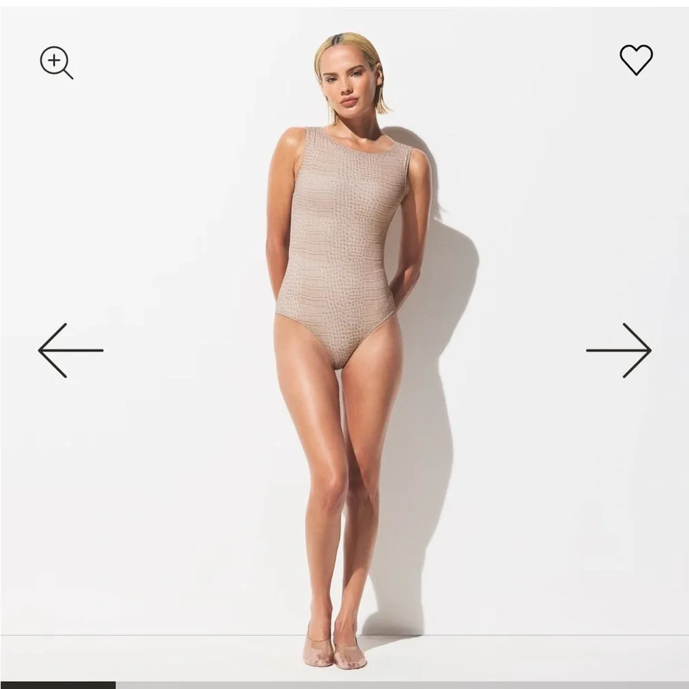 Sw13. Skims signature swim high neck one piece dune crocodile print 🐊 XS